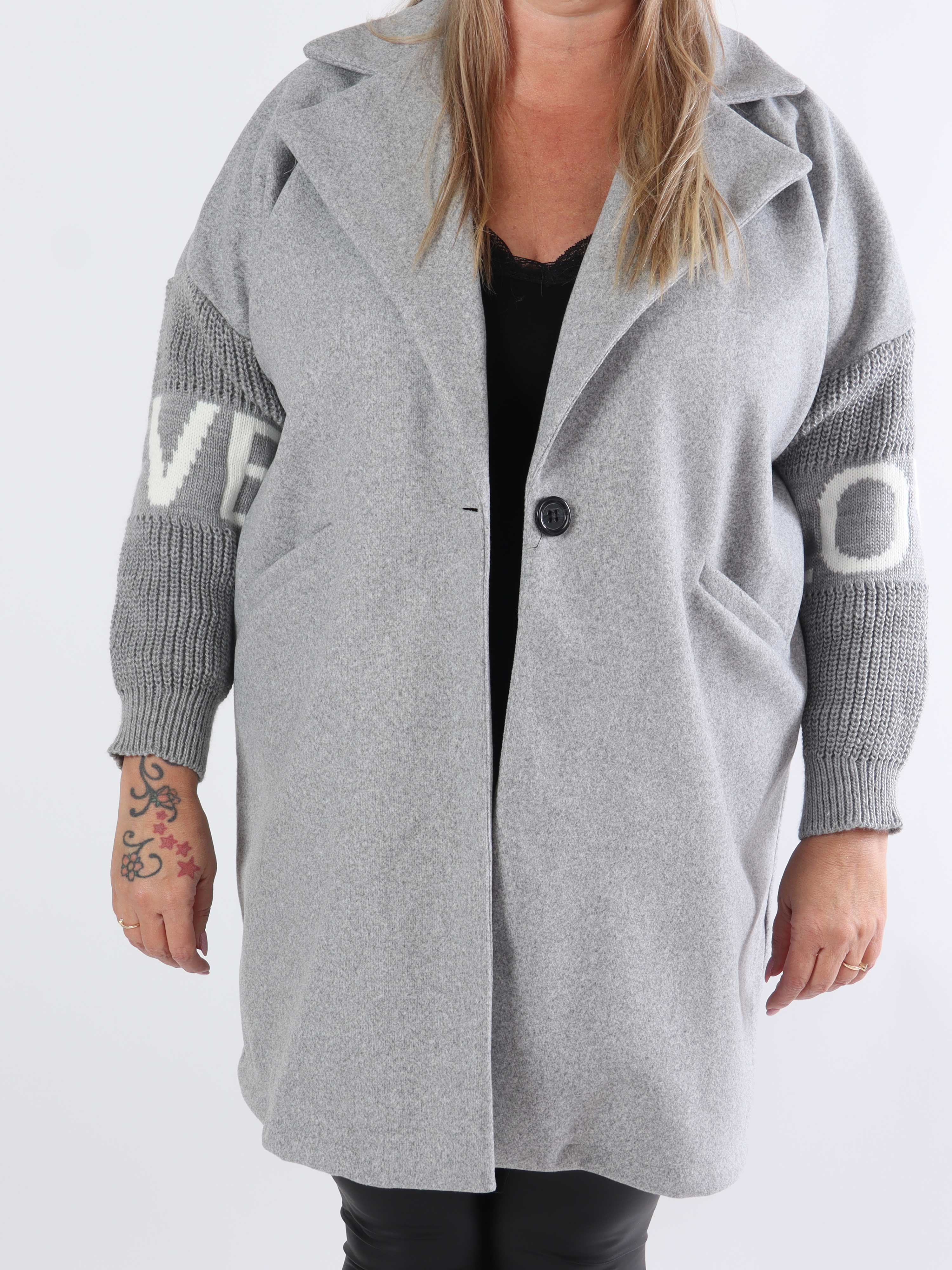 Debbie Short - Plus size-jacka med stickade ärmar